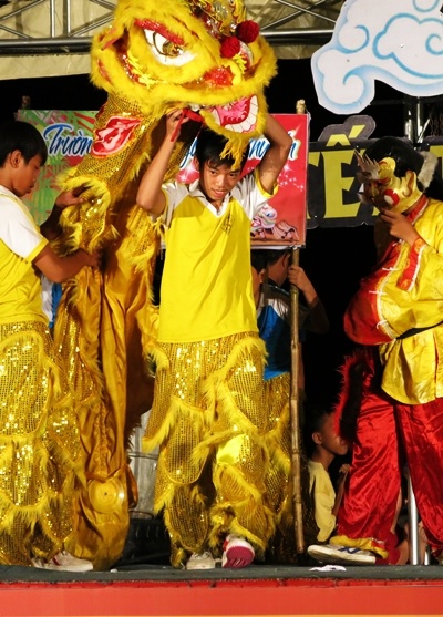 Những màn biểu diễn trống lân tranh tài đặc sắc của các em học sinh thành phố