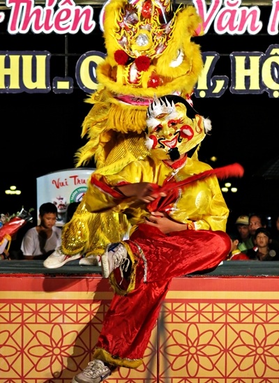 Những màn biểu diễn trống lân tranh tài đặc sắc của các em học sinh thành phố