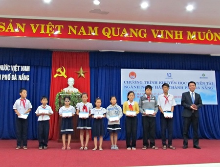 Đà Nẵng: 100 suất học bổng đến với học sinh nghèo vượt khó - 1 Đà Nẵng: 100 suất học bổng đến với HS nghèo vượt khó trong Ngày Khuyến học Việt Nam