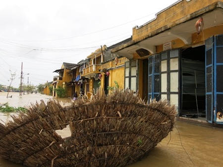 Phố cổ Hội An xác xơ sau khi cơn bão Nari vừa đi qua vào sáng 15/10