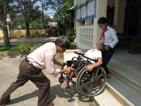 Mỗi khi lên xuống bậc tam cấp khó khăn như này, hai chị em phải cậy thầy cô, bạn bè phụ giúp.