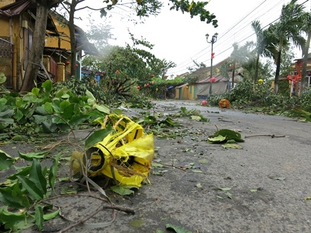 Phố cổ Hội An xác xơ sau khi cơn bão Nari vừa đi qua vào sáng 15/10