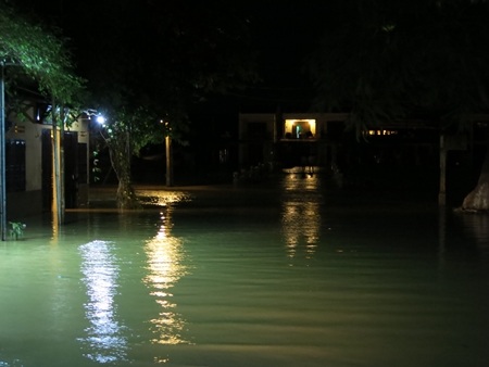 Sau bão, tối 15/10, nước lũ dâng cao ngập nhiều tuyến trung tâm thành phố