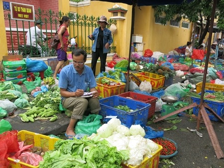 Các hàng ven sông ở chợ Hội An được di dời tới nơi khô ráo