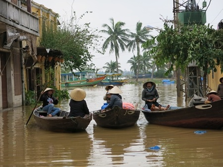 Tuy nhiên, lũ đã rút ngay, đến sáng 16, nước đã rút ra đến đường Bạch Đăng, ven sông Hoài