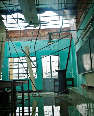 Một trong những phòng học ở khu nhà cấp 4 cuarDDH Bách khoa Đà Nẵng bị hư hỏng nặng trong bão số 11