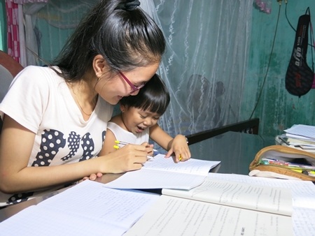 Thảo có vóc dáng quá nhỏ bé so với bạn học cùng trang lứa.