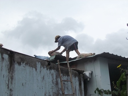 Từ chiều 14/10, người dân đã neo giữ tàu thuyền,chèn chống nhà cửa ứng phó bão
