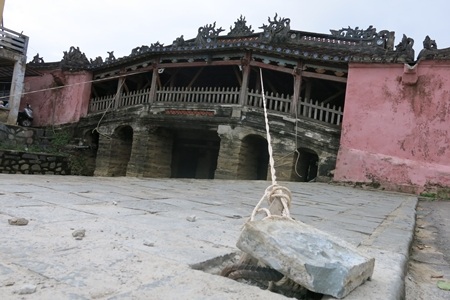 Di tích Chùa Cầu được chèn chống kỹ lưỡng