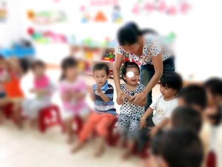 Xót lòng cháu bé 3 tuổi đã phải phẫu thuật cắt bỏ mắt