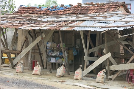 Những ngôi nhà thế này, dù được chèn chống, cũng khó đối chọi được với bão (Ảnh: Khánh Hiền)