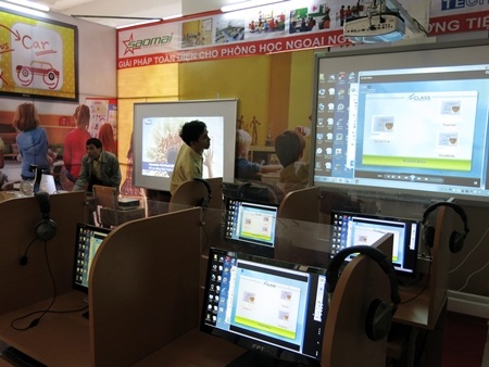 Các giải pháp ứng dụng CNTT trong việc dạy và học ngoại ngữ được trình bày trực quan tại hội thảo.