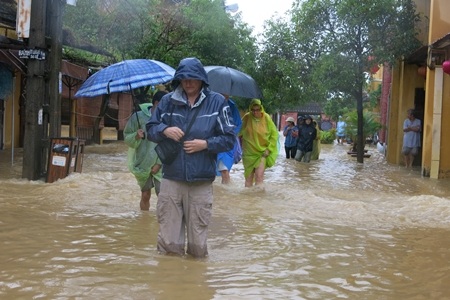Du khách không ngại lội lụt để nhìn thấy những cảnh lần đầu tiên nhìn thấy khi đến Hội An