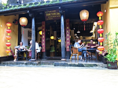 Du khách cũng bình thản ngồi quán ngắm phố dù nước ngấp nghé thềm nhà