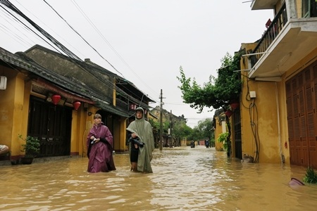 Khu vực đường Trần Phú gần Chùa Cầu nước ngập chưa đến 0,5 mét