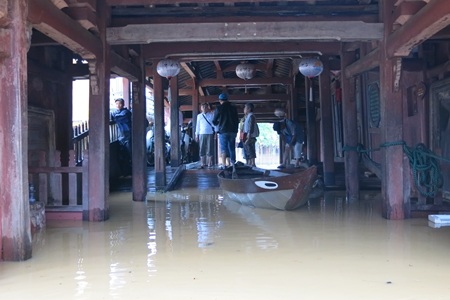 Nước lũ vẫn chưa nhấn chìm hẳn mặt Chùa Cầu như hồi năm 2009