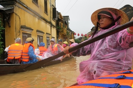 Phố cổ Hội An đang ngập trong biển lũ
