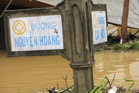 Du khách cũng bình thản ngồi quán ngắm phố dù nước ngấp nghé thềm nhà