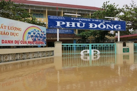 Du khách cũng bình thản ngồi quán ngắm phố dù nước ngấp nghé thềm nhà