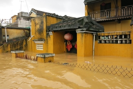 Mực nước tại đường Bạch Đằng ven sông Hoài đến 16h chiều 16/11 ngập sâu 1,5 - 2 mét.