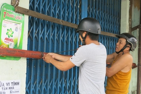 Gia đình ông Nguyễn Lào lo chèn chống nhà cửa trước tin bão