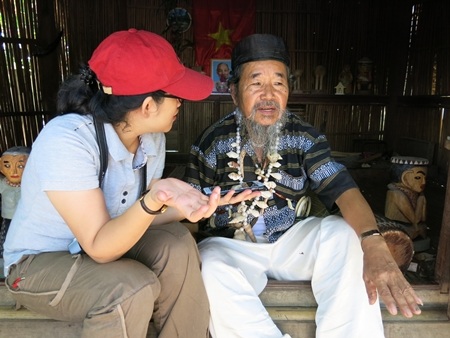 Già làng Y Kông (ở xã Ba) trò chuyện về đời sống văn hóa của đồng bào Cơ Tu cùng du khách