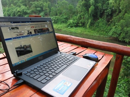 Khung cảnh núi rừng nguyên sơ, thơ mộng nhìn từ balcon nhà Mool