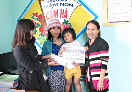 Hơn 65 triệu đồng bạn đọc ủng hộ cháu Kiều Vy chữa bệnh đã được trao đến tận tay gia đình cháu Vy