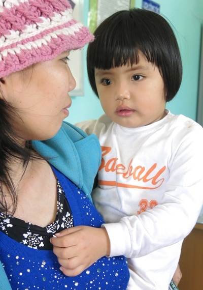 Hơn 65 triệu đồng bạn đọc ủng hộ cháu Kiều Vy chữa bệnh đã được trao đến tận tay gia đình cháu Vy