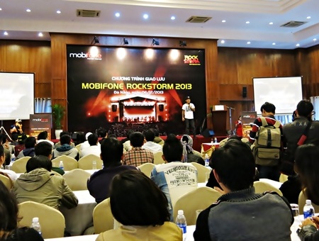 Đông đảo bạn trẻ đến dự buổi giao lưu của Chương trình tại Đà Nẵng chiều 6/12