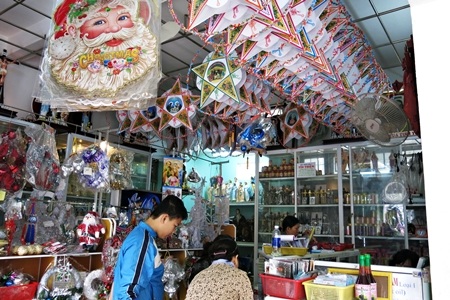 Tất bật trang hoàng đón Noel ở Nhà thờ chính tòa Đà Nẵng (Ảnh: Khánh Hiền)