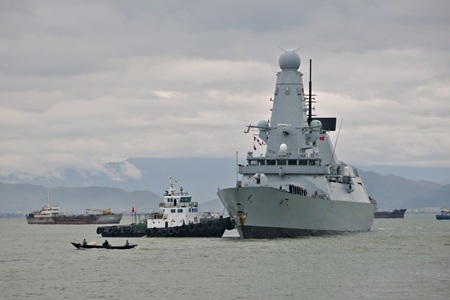 Tàu Hải quân Hoàng gia Anh Daring vừa cập cảng Tiên Sa, Đà Nẵng sáng nay 18/12