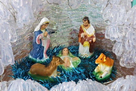 Tất bật trang hoàng đón Noel ở Nhà thờ chính tòa Đà Nẵng (Ảnh: Khánh Hiền)