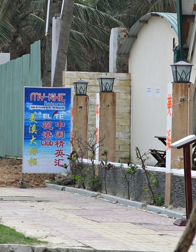 Hàng loạt biển hiệu hoàn toàn không có chữ tiếng Việt