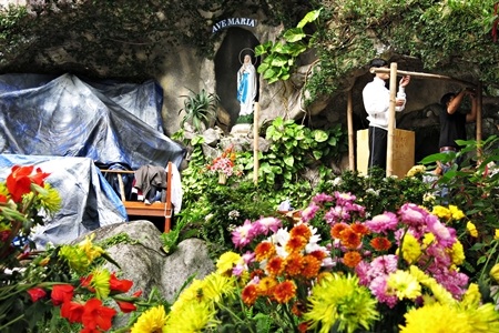 Tất bật trang hoàng đón Noel ở Nhà thờ chính tòa Đà Nẵng (Ảnh: Khánh Hiền)