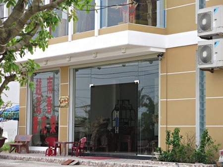 Hàng loạt biển hiệu hoàn toàn không có chữ tiếng Việt