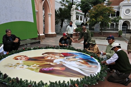 Tất bật trang hoàng đón Noel ở Nhà thờ chính tòa Đà Nẵng (Ảnh: Khánh Hiền)