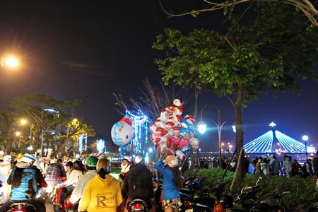 Dòng người đổ về trung tâm thành phố càng về khuya càng đông