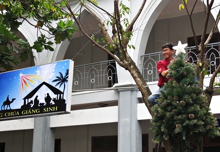 Tất bật trang hoàng đón Noel ở Nhà thờ chính tòa Đà Nẵng (Ảnh: Khánh Hiền)