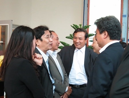 Các đại biểu trao đổi, thảo luận bên lề Hội nghị.