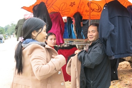  Mỗi năm đồng bào vùng cao thường chỉ một bận rộn ràng sắm quần áo mới trong dịp Tết