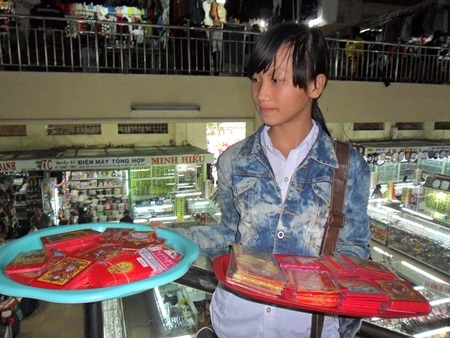 Học sinh bán bao lì xì phụ mẹ ngày Tết