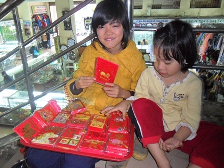 Em Hồ Thanh Hà cùng em gái có thu nhập ngày cao nhất 200 nghìn phụ mẹ.