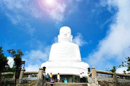 Tượng Phật cao 27 mét tọa ở chùa Linh Ứng trên đỉnh Bà Nà