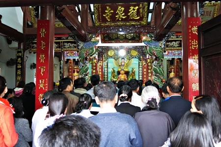 Gian chính điện chùa Long Tuyền (Hội An, Quảng Nam) kín người lễ Phật cầu an