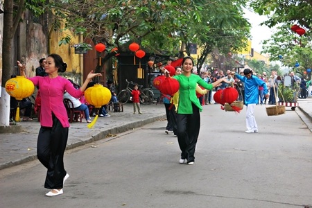 Du khách hào hứng với chương trình biểu diễn nghệ thuật đậm bản sắc văn hóa xứ Quảng