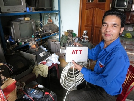 Ating Tinh với chiếc máy quay phim tự chế mang nhãn hiệu ATT (tên viết tắt của Ating Tinh).