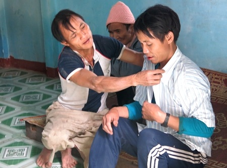 40 tuổi, lần đầu tiên anh Lang được người nhà sắm cho áo mới sửa soạn đón Tết...