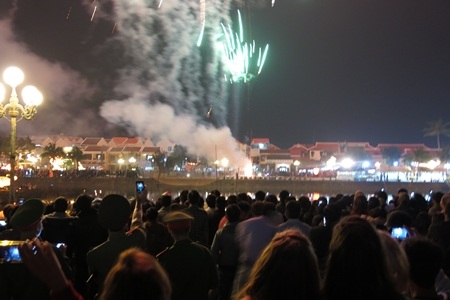 Vạn người dân và du khách ở Hội An đổ về hai bên bờ sông Hoài chờ xem pháo hoa