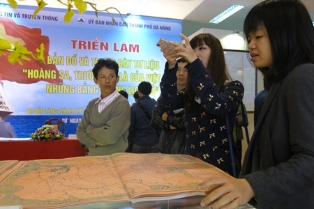 Nhiều bạn trẻ ghi hình các tư liệu, bản đồ trưng bày tại Triển lãm 